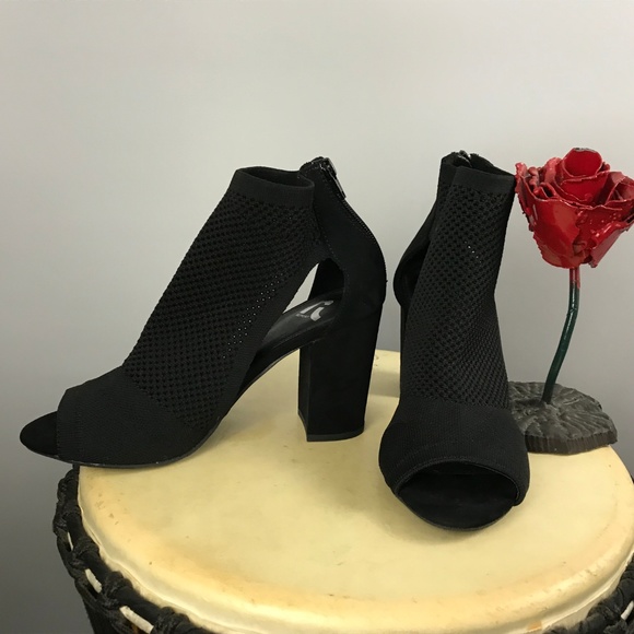 Report peep toe perforated ankle bootie Model Tarragon Size 7.5 - Picture 1 of 7